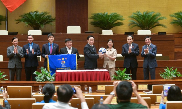 CHỦ TỊCH QUỐC HỘI VƯƠNG ĐÌNH HUỆ PHÁT ĐỘNG “GIẢI VÔ ĐỊCH BÓNG ĐÁ CÔNG NHÂN TOÀN QUỐC